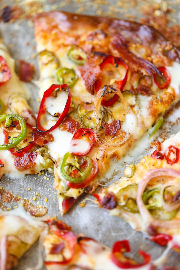 Jalapeño Popper Pizza - All the flavors of a cheesy jalapeño popper is so much better in pizza form, with added bacon of course!