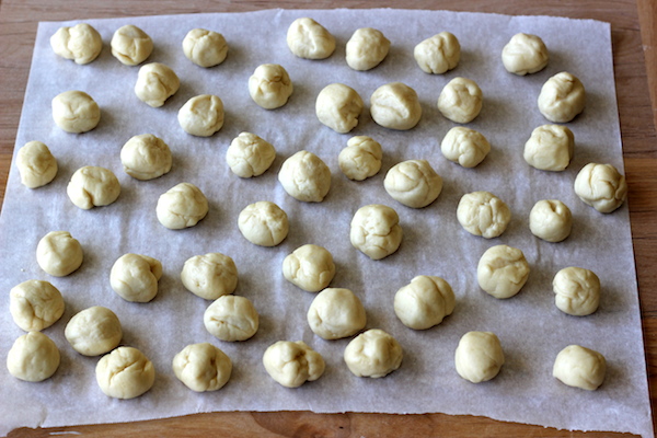 Monkey Bread Cupcakes - Classic monkey bread in irresistible cupcake form oozing with cinnamon sugar goodness and a dripping vanilla glaze!