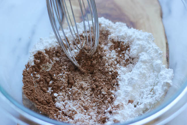 Halloween Spider Cupcakes - These easy spider cupcakes are a must this Halloween, and such a fun way to get the kids in the kitchen!