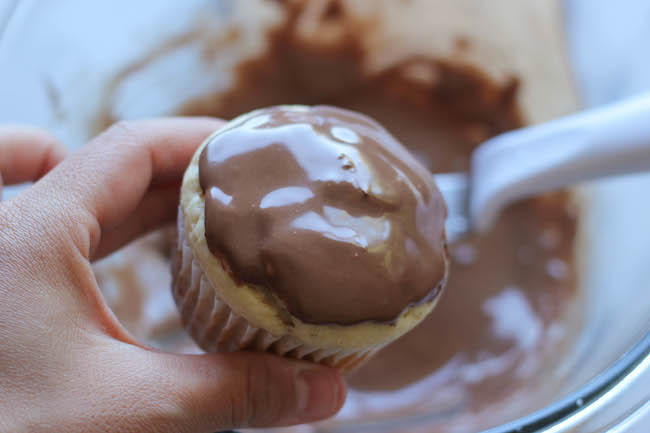 Halloween Spider Cupcakes - These easy spider cupcakes are a must this Halloween, and such a fun way to get the kids in the kitchen!