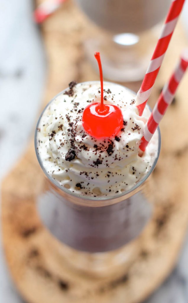 Kahlua Cookies and Cream Milkshake - An indulgent and creamy 5-min spiked Oreo milkshake that will knock your socks off!