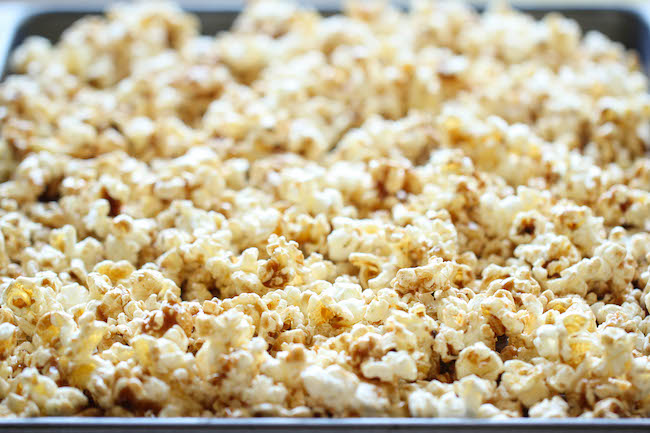 Cinnamon Roll Caramel Corn - The perfect last minute edible gift idea for the holidays that's budget friendly and so easy to whip-up!