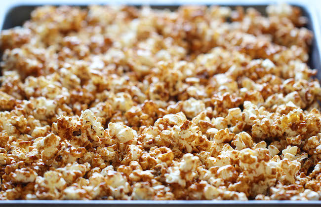 Cinnamon Roll Caramel Corn - The perfect last minute edible gift idea for the holidays that's budget friendly and so easy to whip-up!