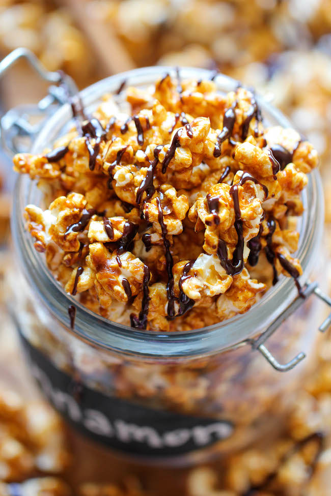 Cinnamon Roll Caramel Corn - The perfect last minute edible gift idea for the holidays that's budget friendly and so easy to whip-up!
