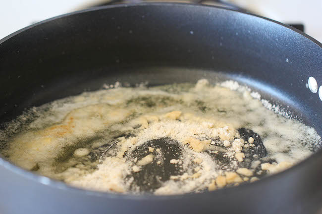 Skinny Fettuccine Alfredo - A rich and creamy lightened up alfredo sauce that tastes just as good as the original!