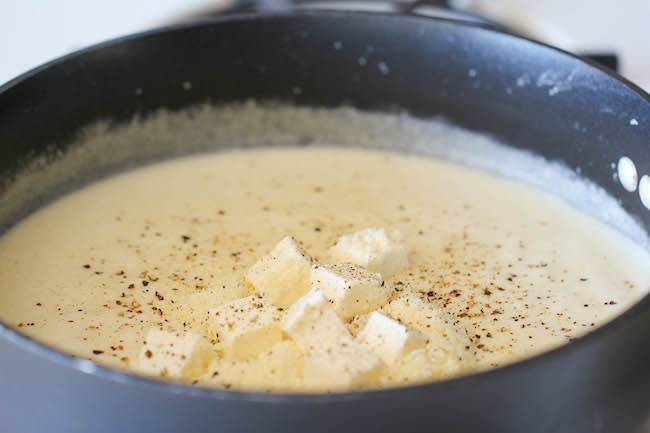 Skinny Fettuccine Alfredo - A rich and creamy lightened up alfredo sauce that tastes just as good as the original!