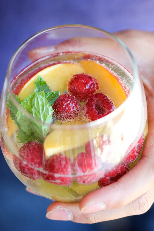 White Sangria Sparkler - A refreshing, bubbly sangria loaded with tons of gorgeous fruity goodness. And it takes 5 min to put together!