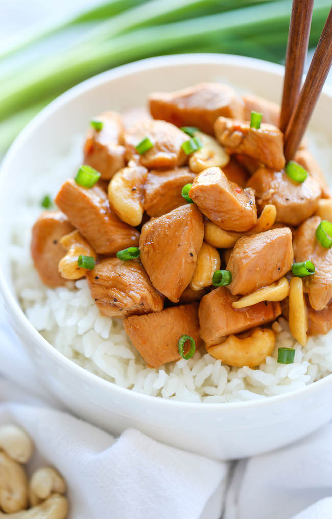 Slow Cooker Cashew Chicken - A Chinese takeout favorite made right in your crockpot. All you need is 10 min prep. Doesn't get easier or healthier than that!