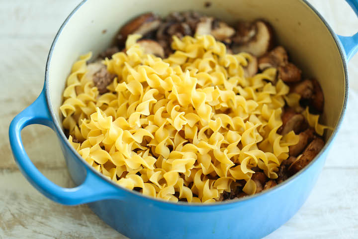 Homemade Hamburger Helper - Beef stroganoff made completely from scratch in ONE POT in less than 30 min. And it tastes 10000x better than the boxed stuff!