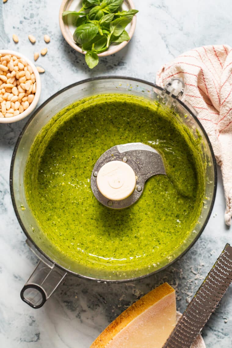 Chicken Pesto Kabobs - No-fuss easy peasy 4-ingredient kabobs! Make ahead of time (bake or grill) so you can whip this up anytime, anywhere!