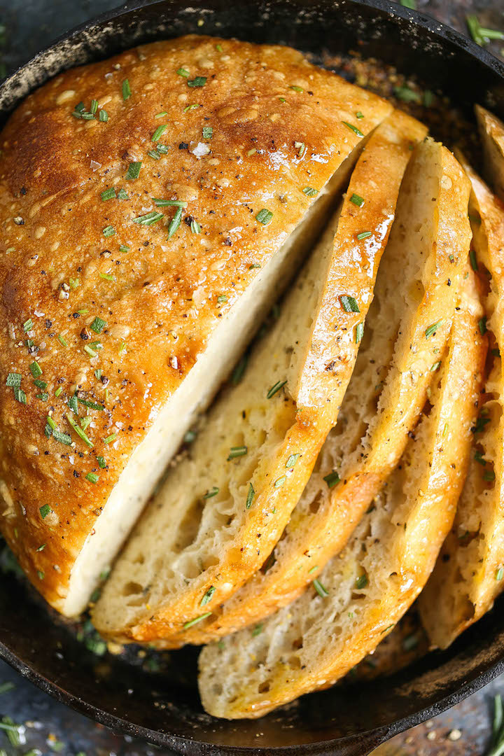 No Knead Rosemary Bread Recipe - A basic, FOOLPROOF homemade bread recipe here! Anyone can make this! And the bread comes out just perfect!