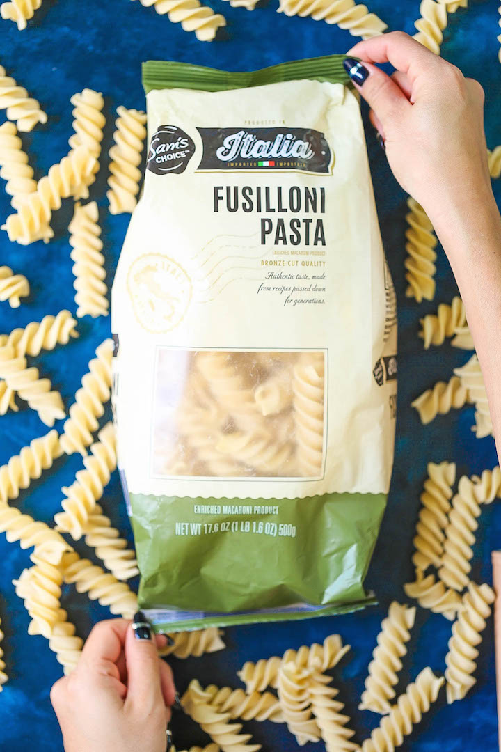 One Pot Creamy Chicken Alfredo - A super simple, easy peasy chicken alfredo dinner! Everything – the chicken and even the pasta – all gets cooked in ONE single pot. Hello? Easiest clean up ever, right?!