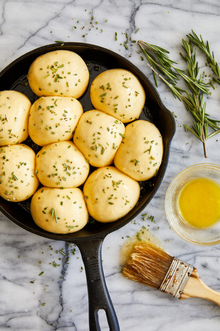 Easy Skillet Dinner Rolls - Nothing beats warm, super soft, fluffy, melt-in-your-mouth homemade dinner rolls. No more store-bought rolls!