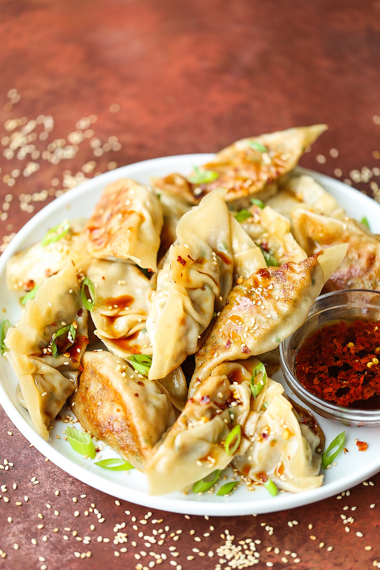 Vegetable Potstickers - Meatless potstickers that taste even better than the meat-filled ones! PROMISE! And these taste 10000x better than the freezer-kind!