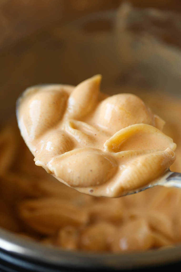 Easy Instant Pot Mac and Cheese - A super short ingredient list with just 6 min in the pressure cooker! So easy, quick, and unbelievably creamy. SO SO GOOD.