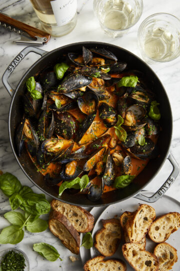Steamed Mussels in Tomato Cream Sauce